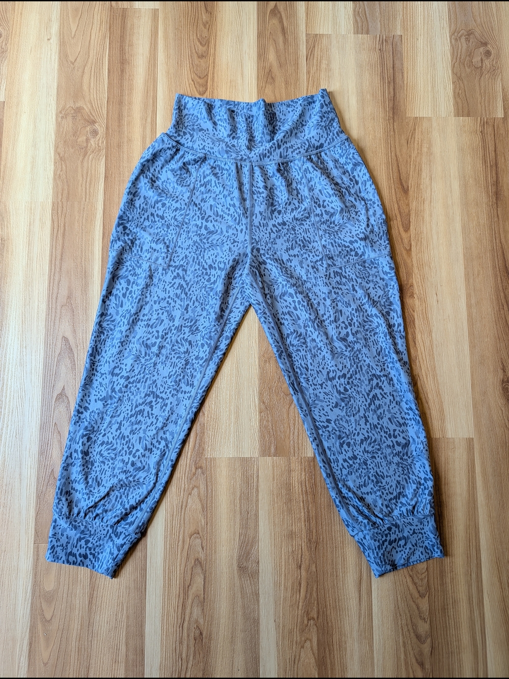 Printed High-Waist Athleta Salutation Cropped Jogger Pants